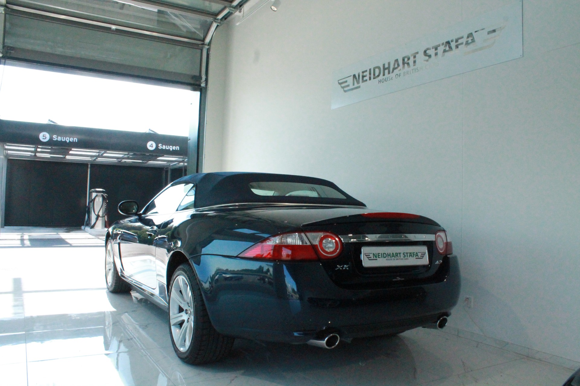 JAGUAR XK 4.2 V8 Automatic-image-2