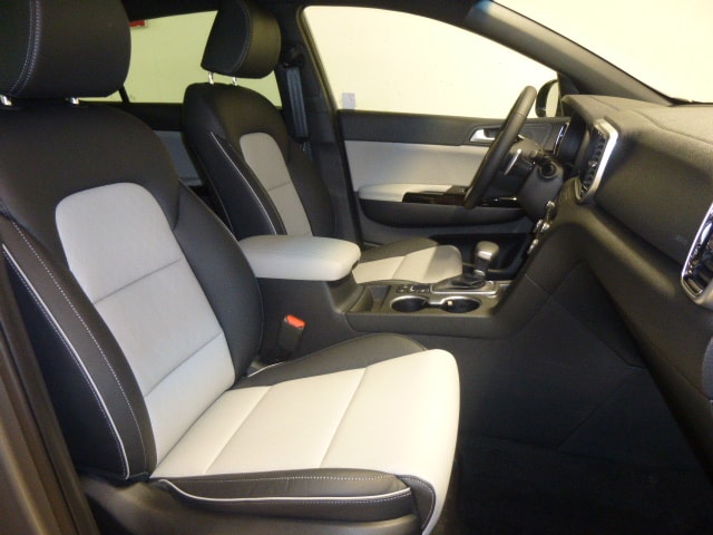 KIA Sportage 2.0 CRDi MHEV Style GT-Line-image-11