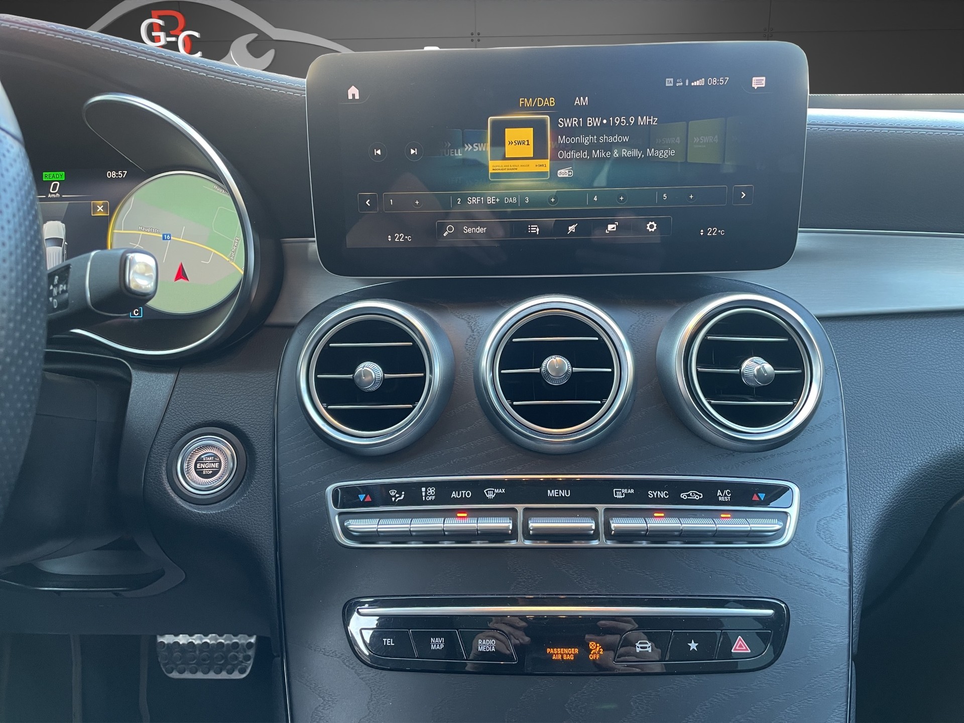 MERCEDES-BENZ GLC 300 AMG Line 4Matic 9G-Tronic-image-10