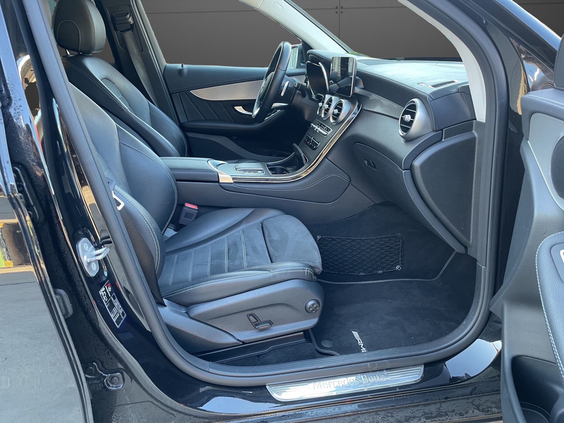 MERCEDES-BENZ GLC 300 AMG Line 4Matic 9G-Tronic-image-14