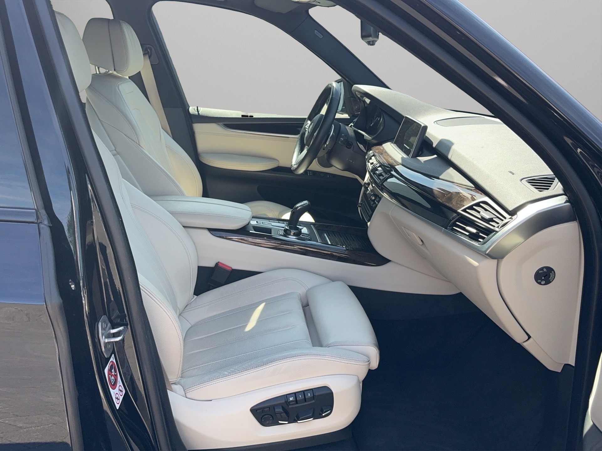BMW X5 xDrive 50i Steptronic-image-17