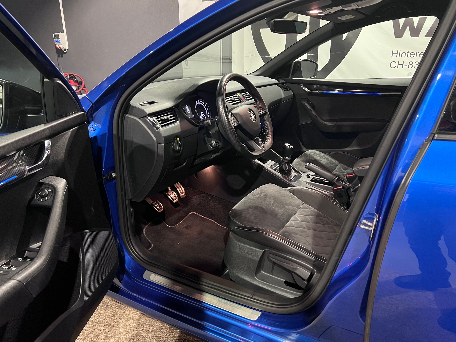 SKODA Octavia Combi 2.0 TSI RS-image-10