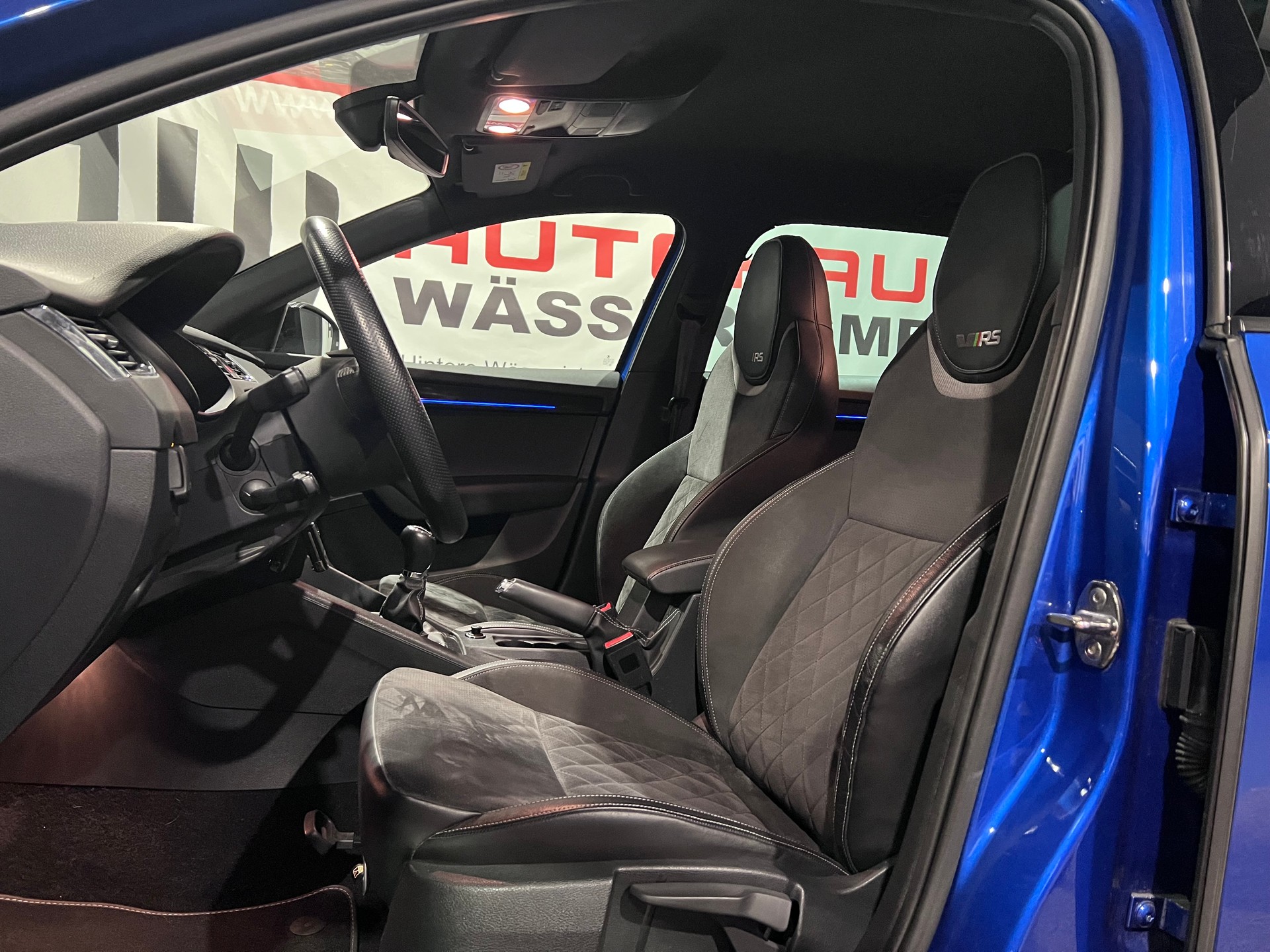 SKODA Octavia Combi 2.0 TSI RS-image-11