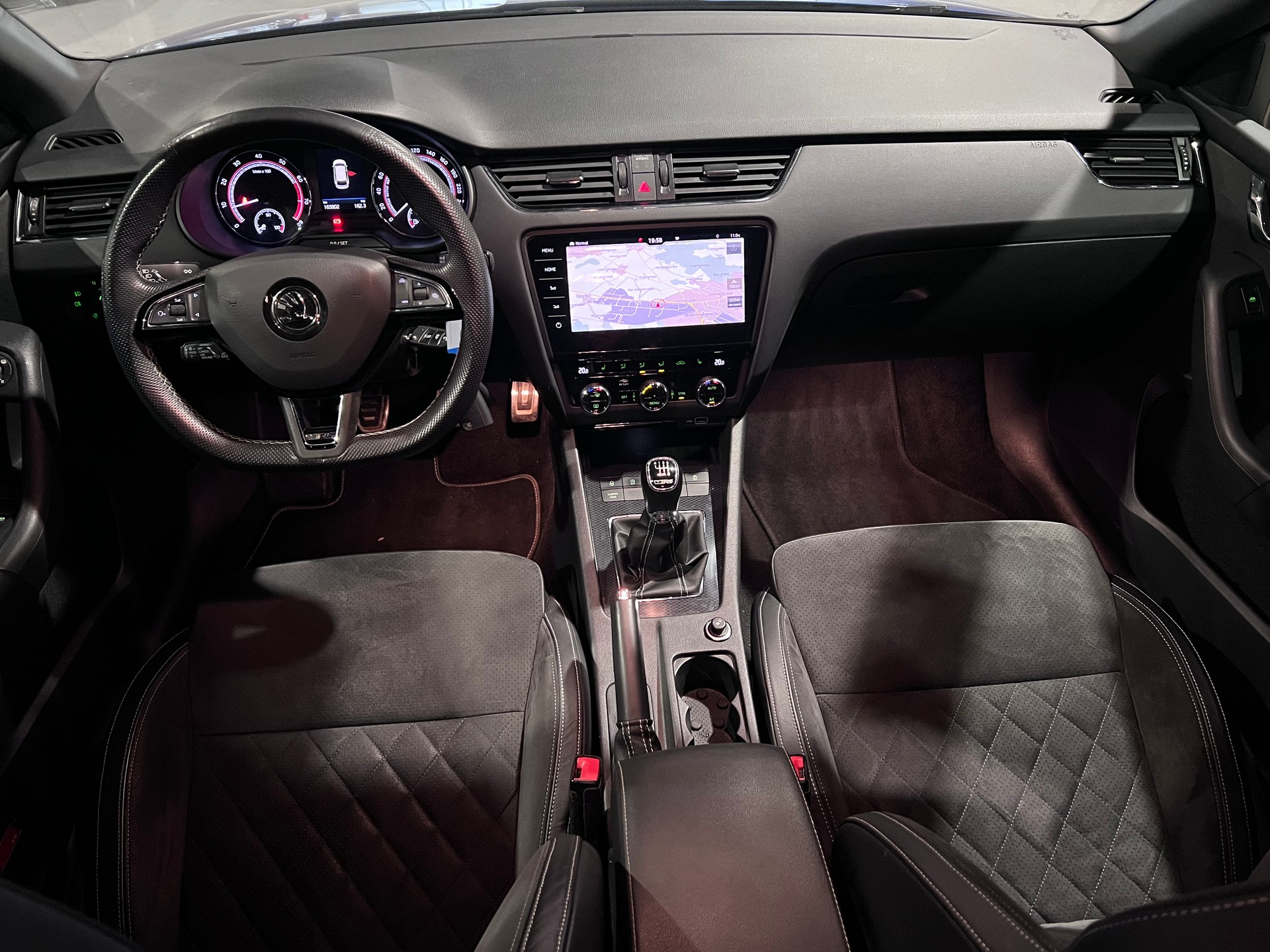 SKODA Octavia Combi 2.0 TSI RS-image-9