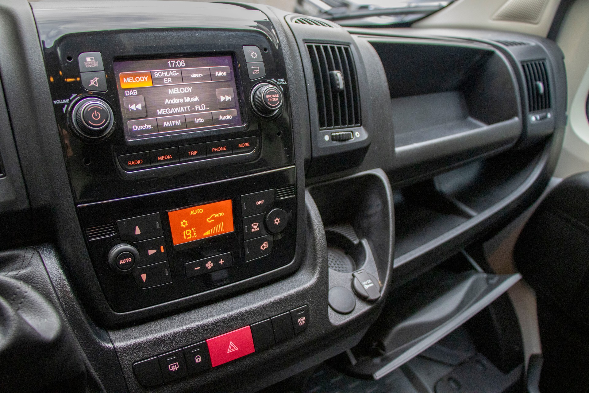PEUGEOT Boxer 2.2 HDI 435 Premium L4H2-image-11
