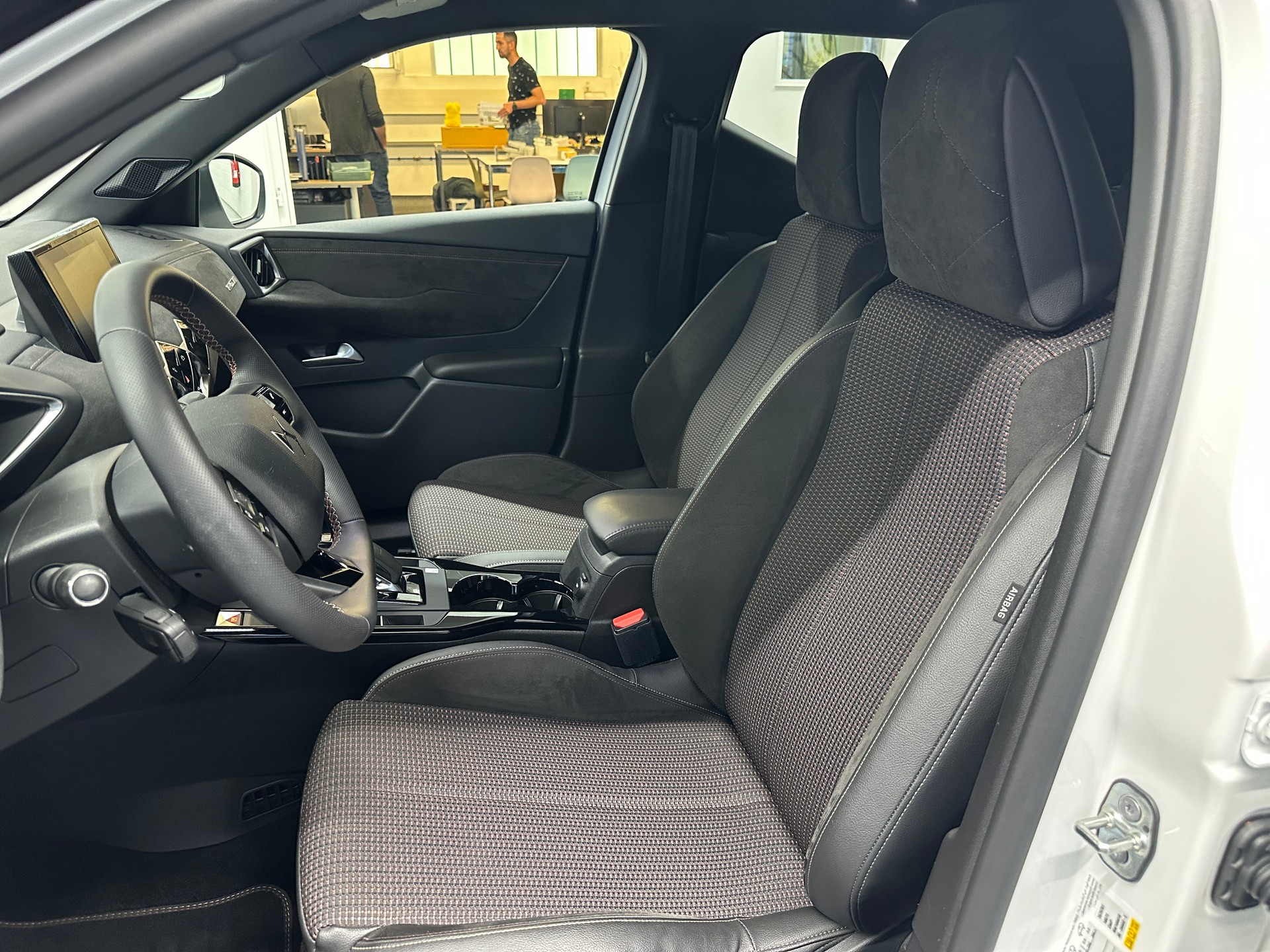 DS AUTOMOBILES DS 3 Crossback E-Tense 136 Performance Line-image-7
