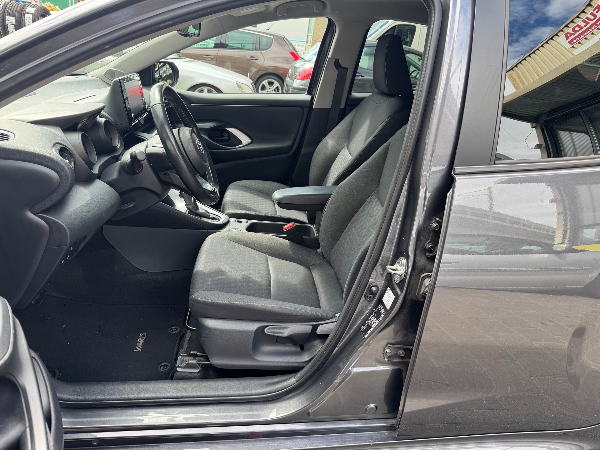 TOYOTA Yaris 1.5 Comfort e-CVT-image-5