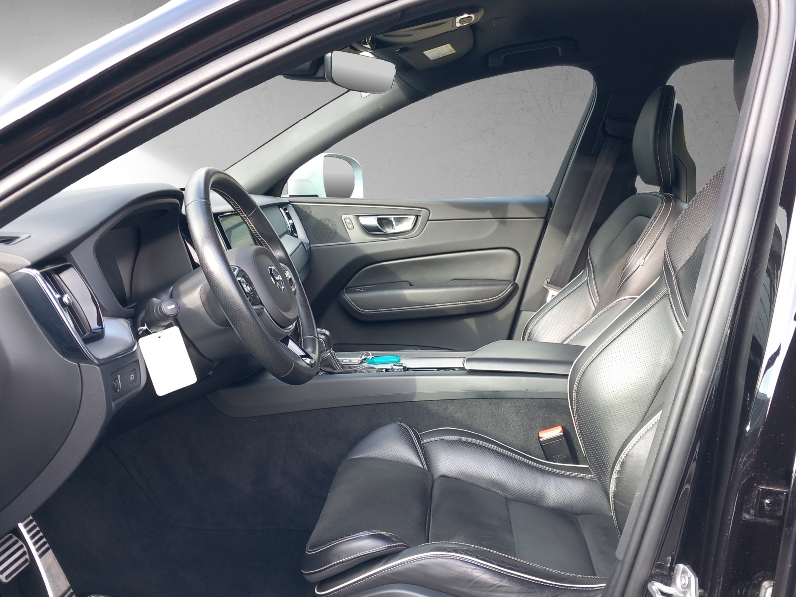 VOLVO XC60 2.0 T5 R-Design-image-8