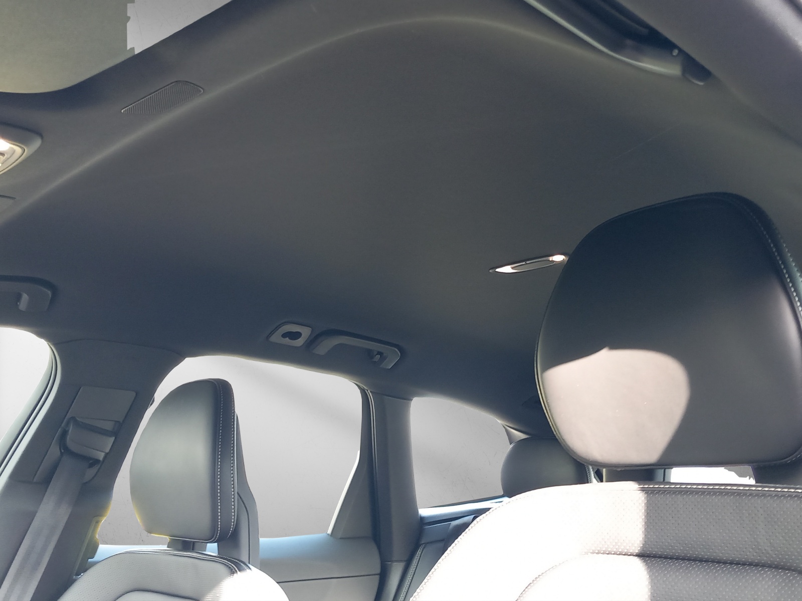 VOLVO XC60 2.0 T5 R-Design-image-19