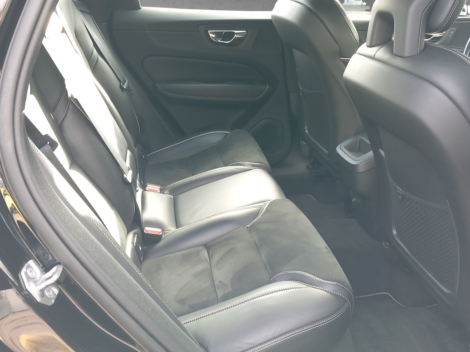 VOLVO XC60 2.0 T5 R-Design-image-16