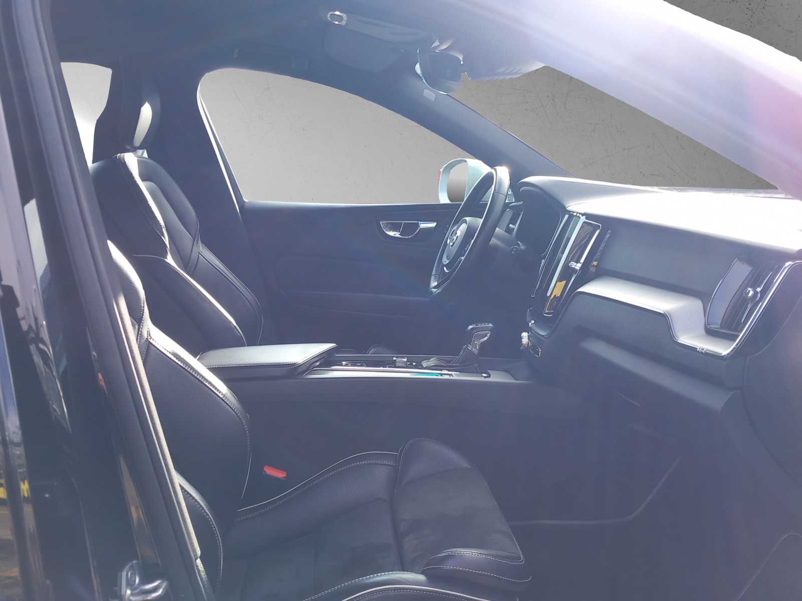 VOLVO XC60 2.0 T5 R-Design-image-17