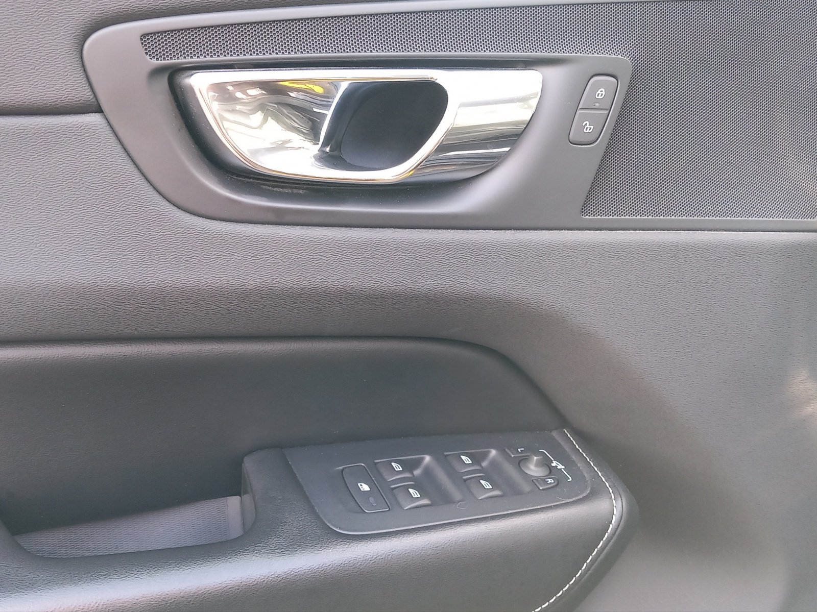 VOLVO XC60 2.0 T5 R-Design-image-18