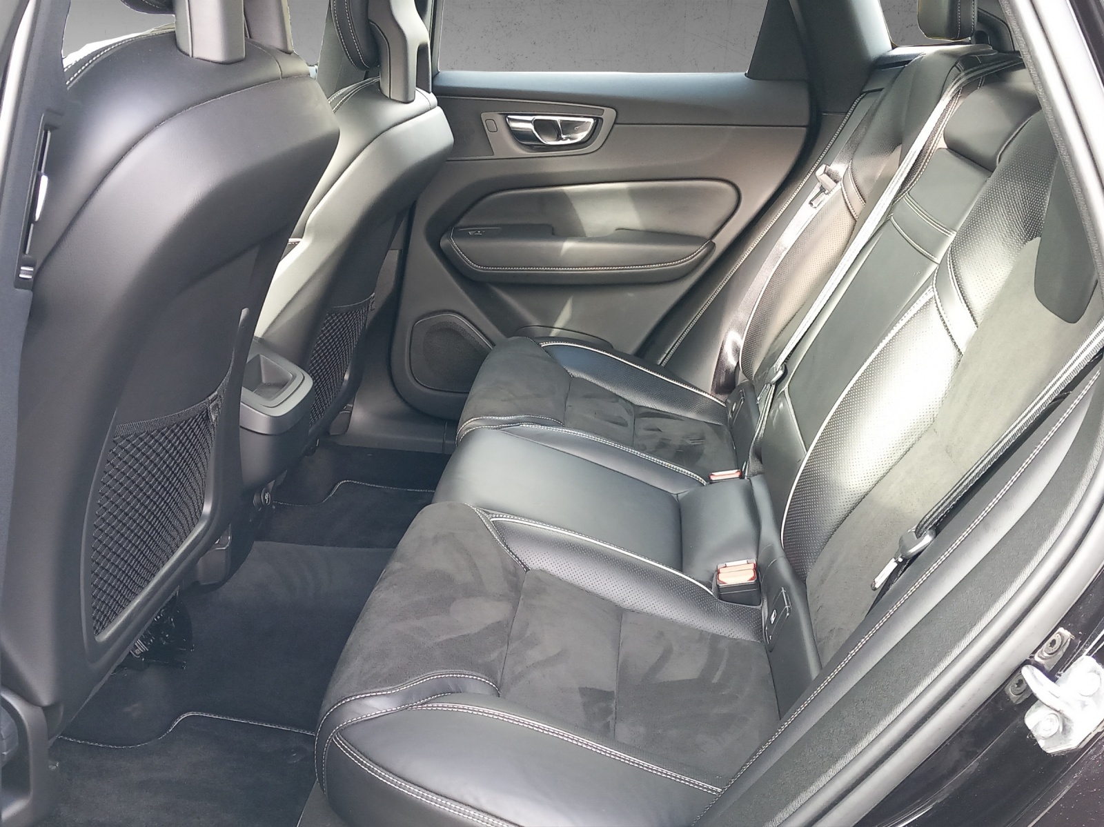VOLVO XC60 2.0 T5 R-Design-image-10