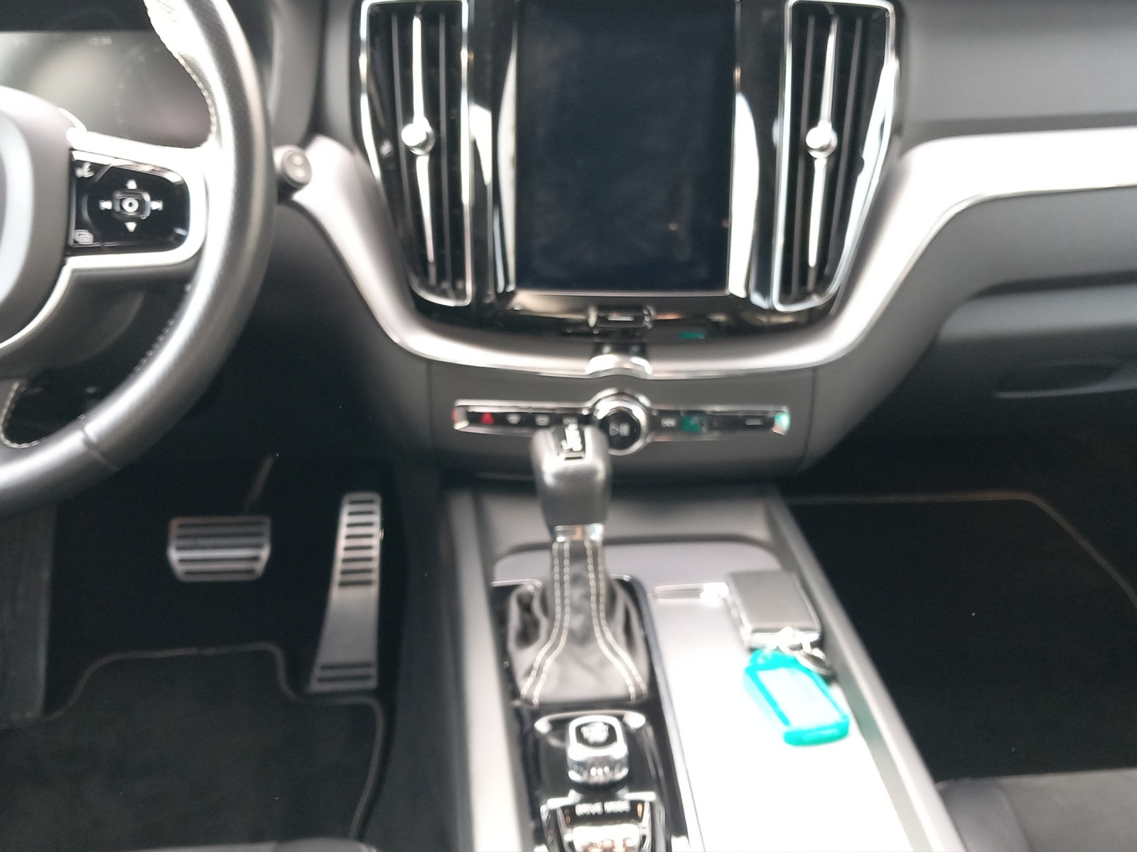 VOLVO XC60 2.0 T5 R-Design-image-13