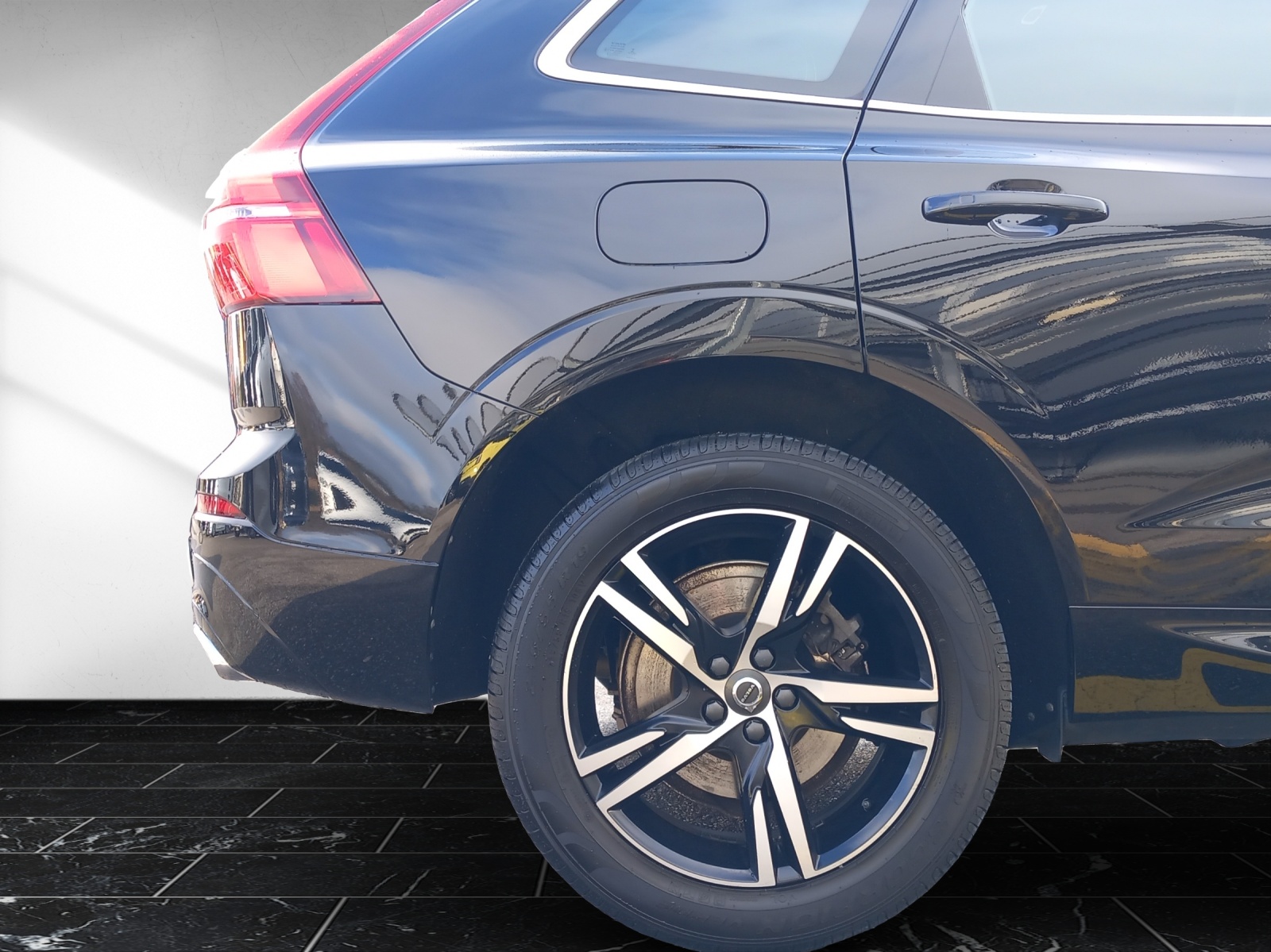 VOLVO XC60 2.0 T5 R-Design-image-24