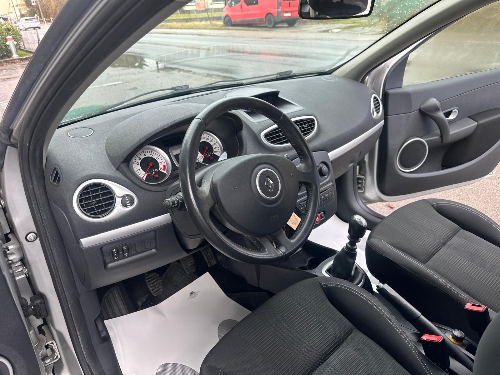 RENAULT Clio Grandtour 1.6 16V Dynamique-image-8