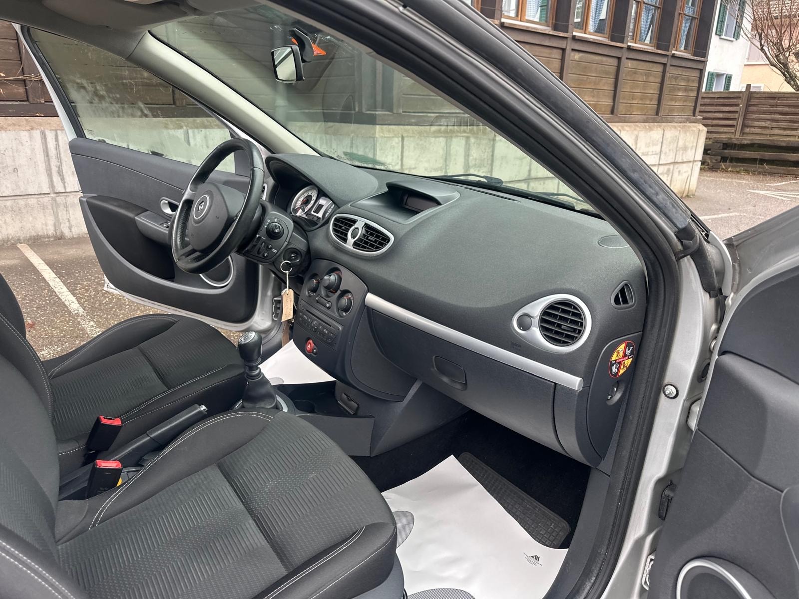 RENAULT Clio Grandtour 1.6 16V Dynamique-image-9