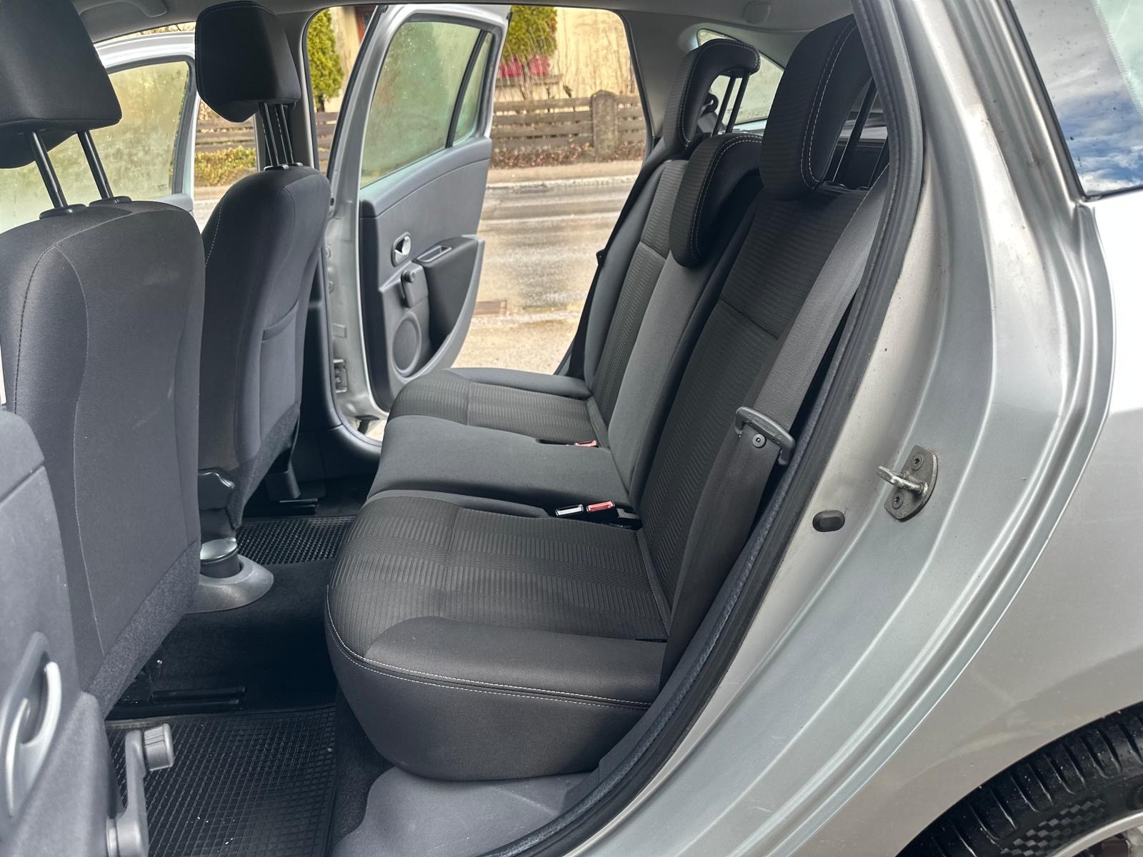 RENAULT Clio Grandtour 1.6 16V Dynamique-image-11