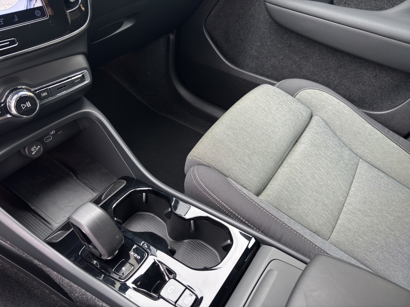 VOLVO XC40 2.0 B4 MH Plus Dark-image-11