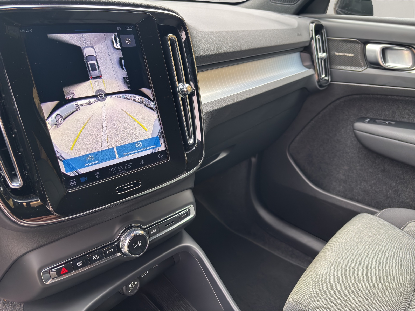 VOLVO XC40 2.0 B4 MH Plus Dark-image-10