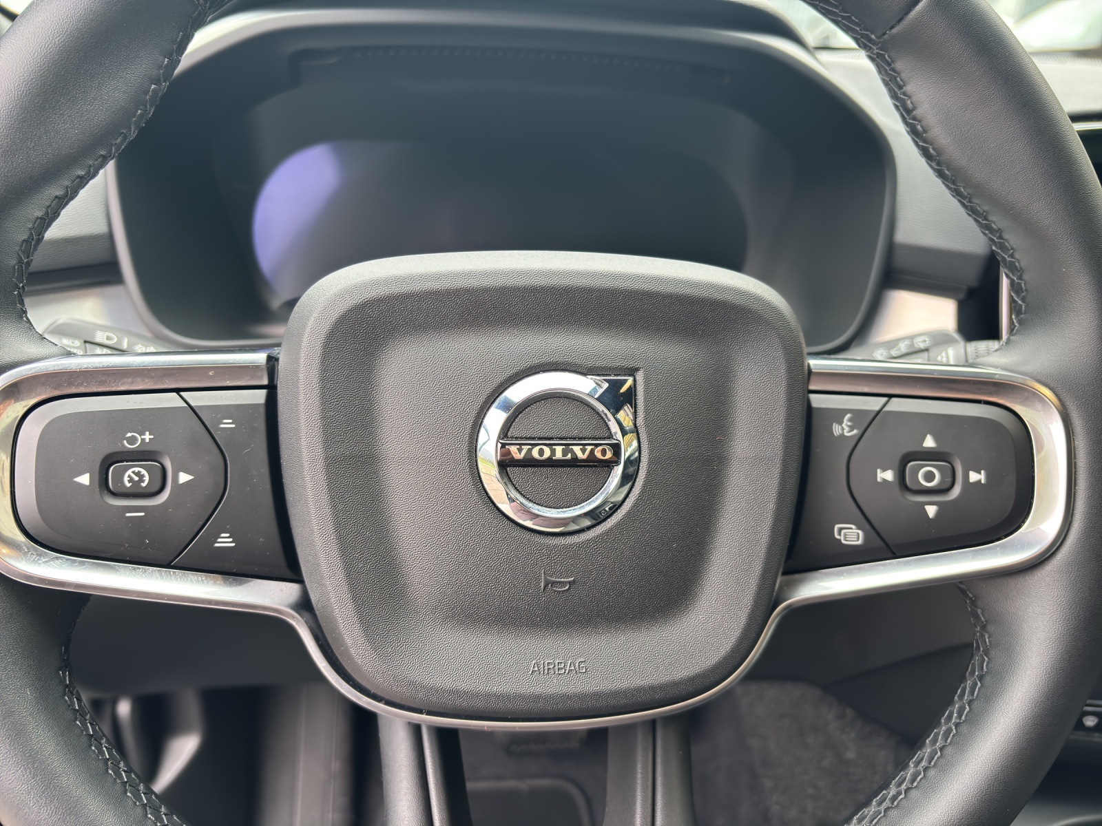 VOLVO XC40 2.0 B4 MH Plus Dark-image-8