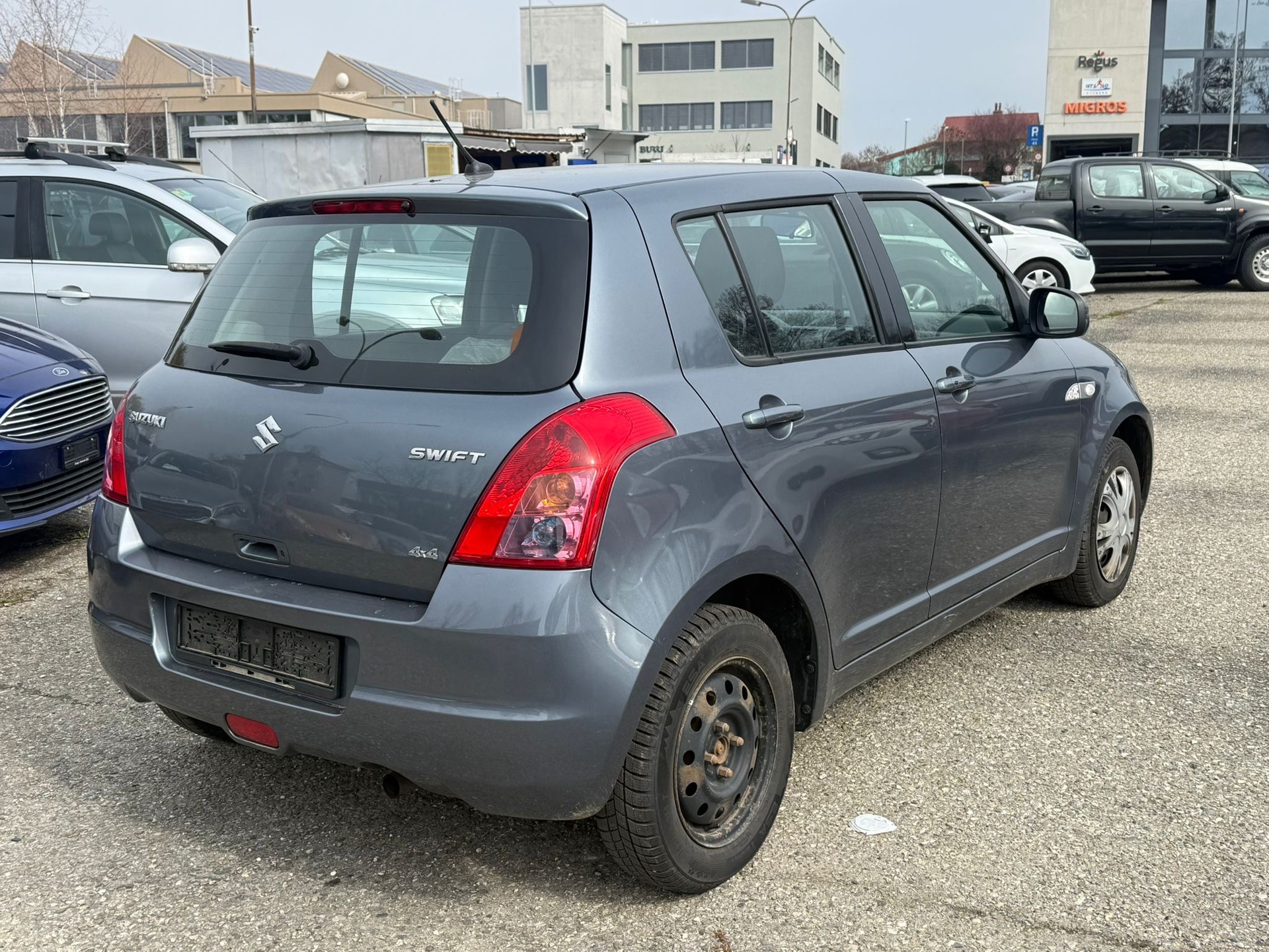 SUZUKI Swift 1.3i 16V GL Top 4x4-image-9