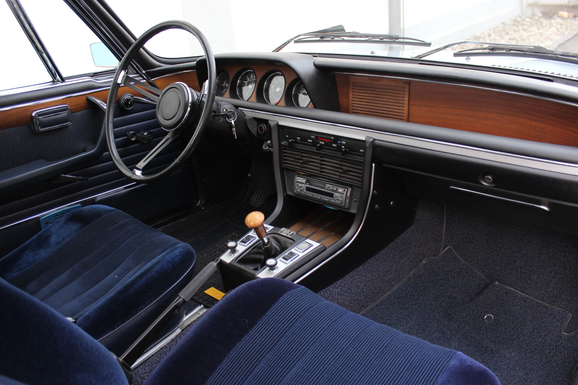 BMW 3.0 CS-showroom-element-1