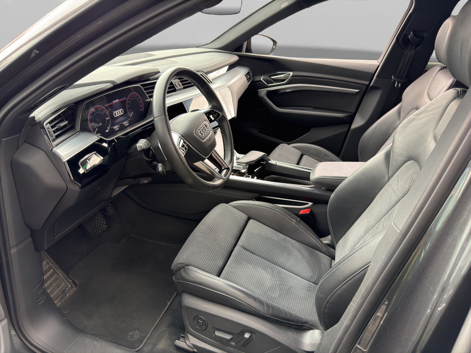 AUDI e-tron Sportback 55 S Line quattro-image-9