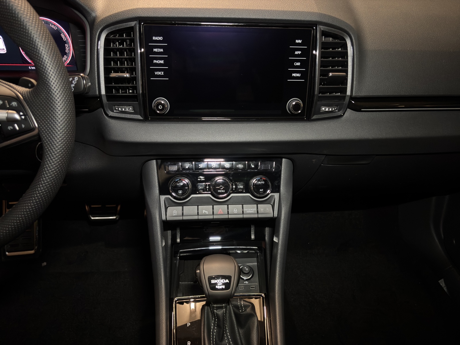 SKODA Karoq 2.0 TSI SportLine 4x4 DSG-image-10