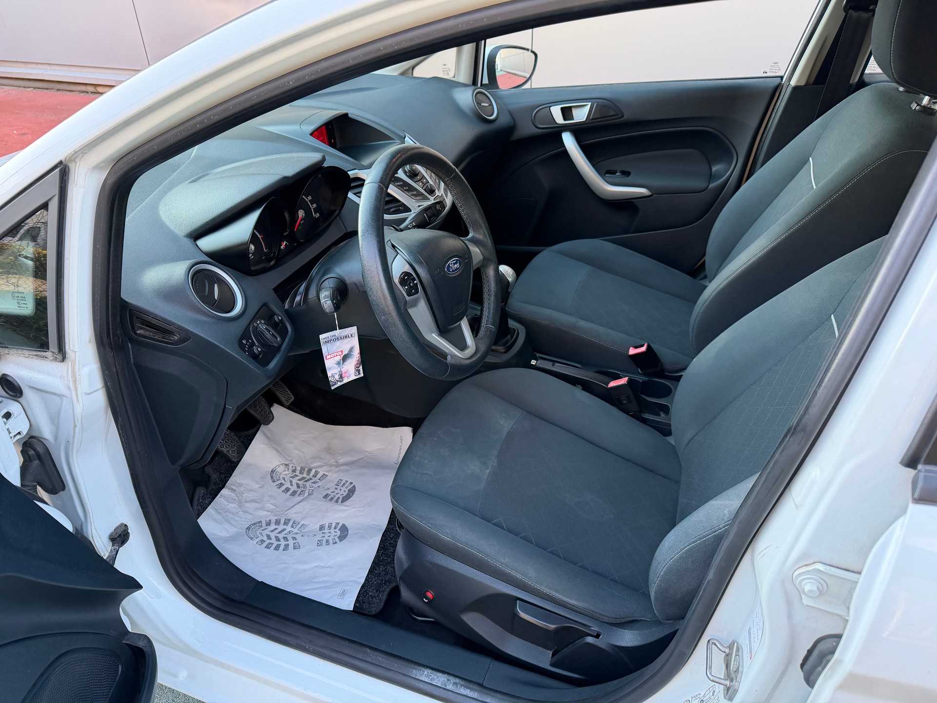 FORD Fiesta 1.4 16V Titanium-image-8