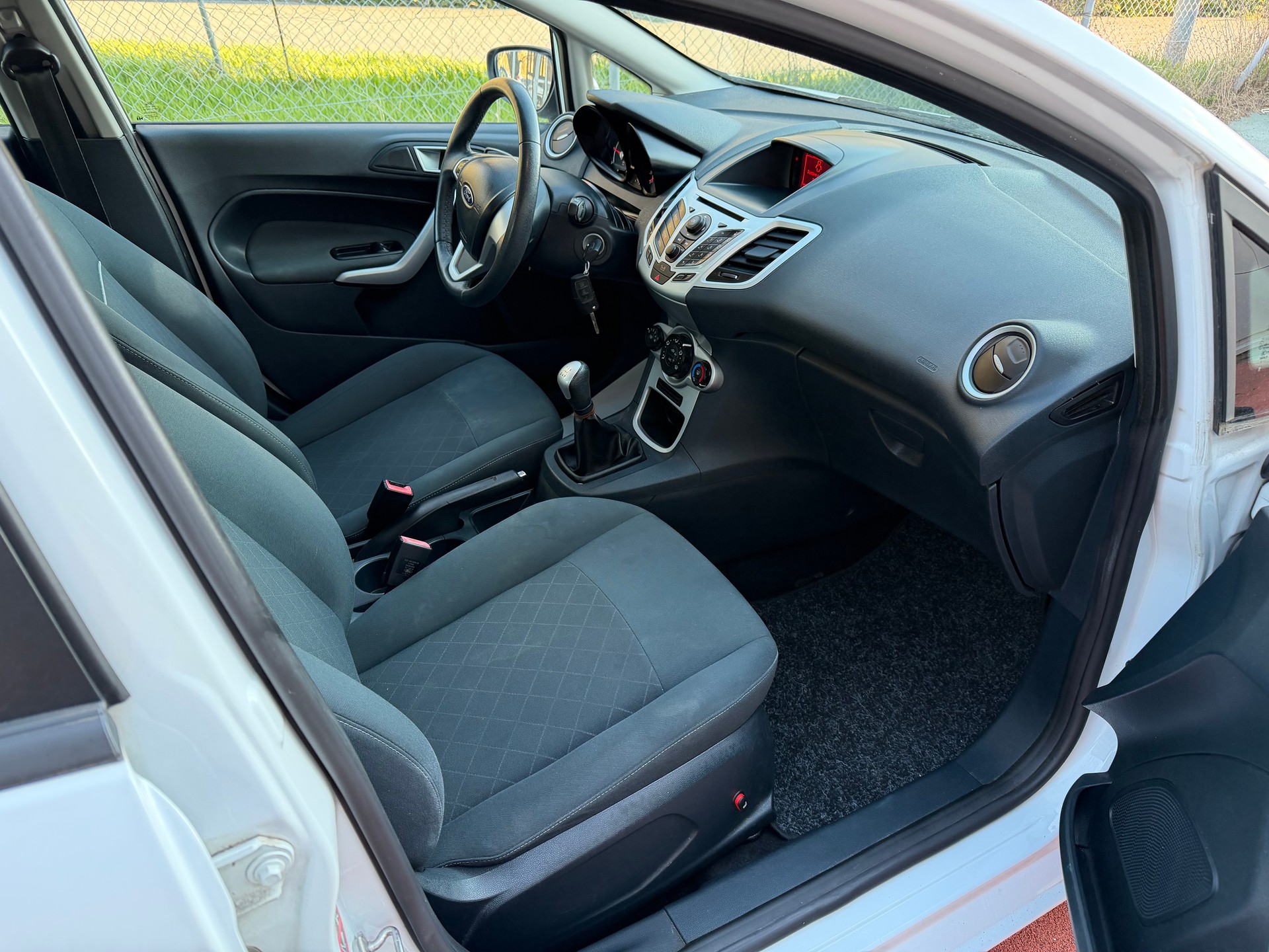 FORD Fiesta 1.4 16V Titanium-image-9