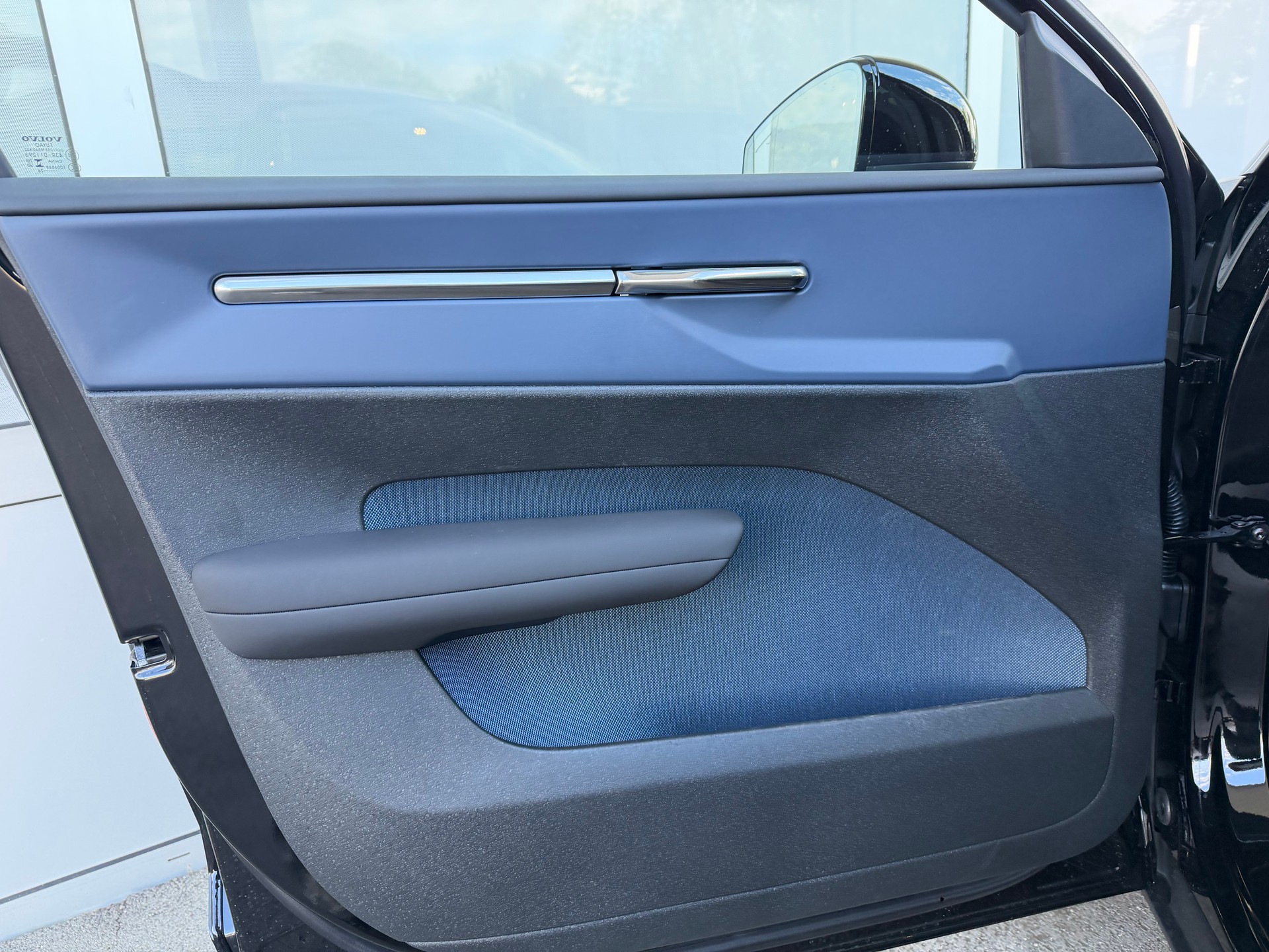 VOLVO EX30 E60 69kWh Twin Black Edition-image-10