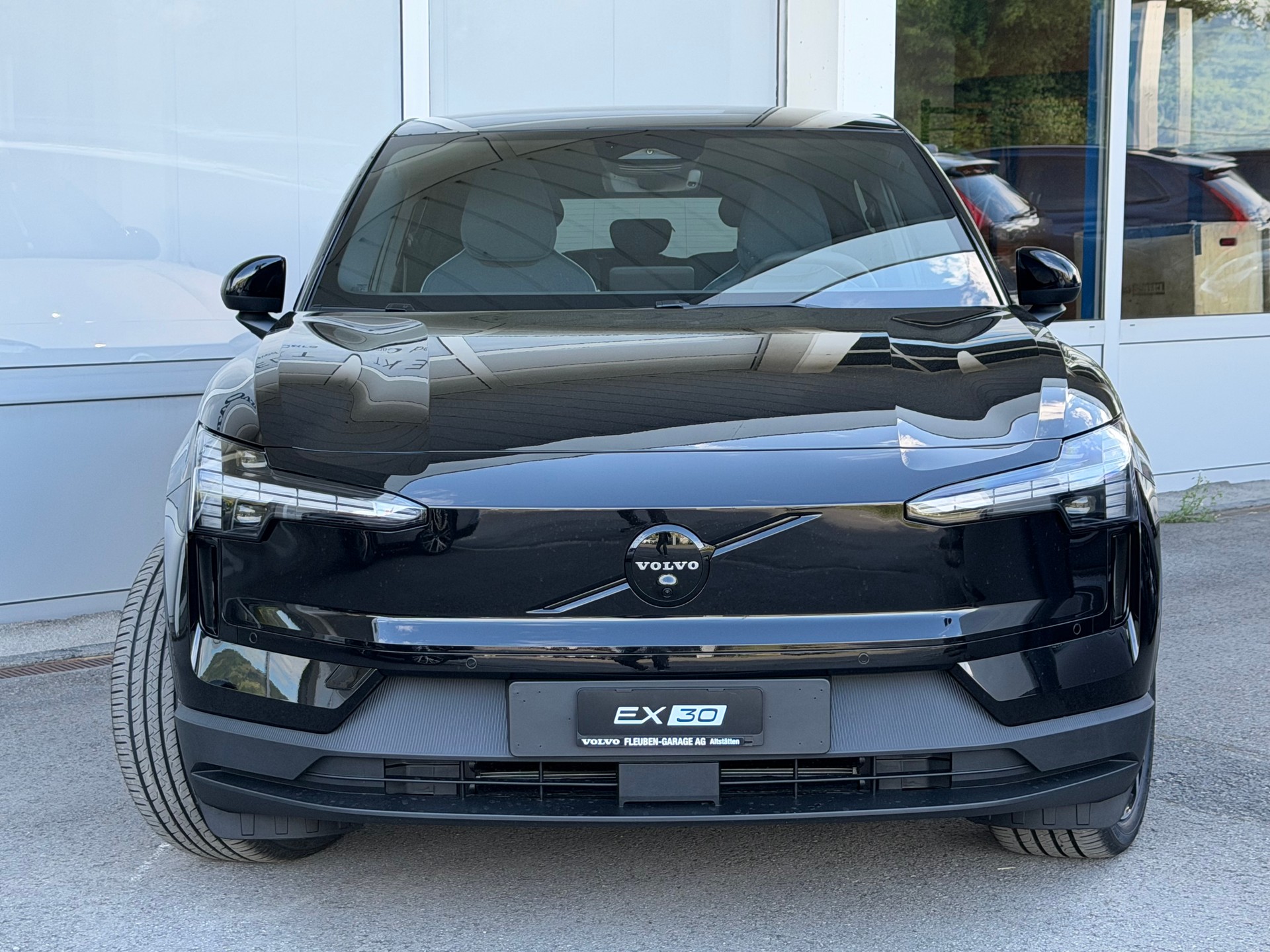 VOLVO EX30 E60 69kWh Twin Black Edition-image-24