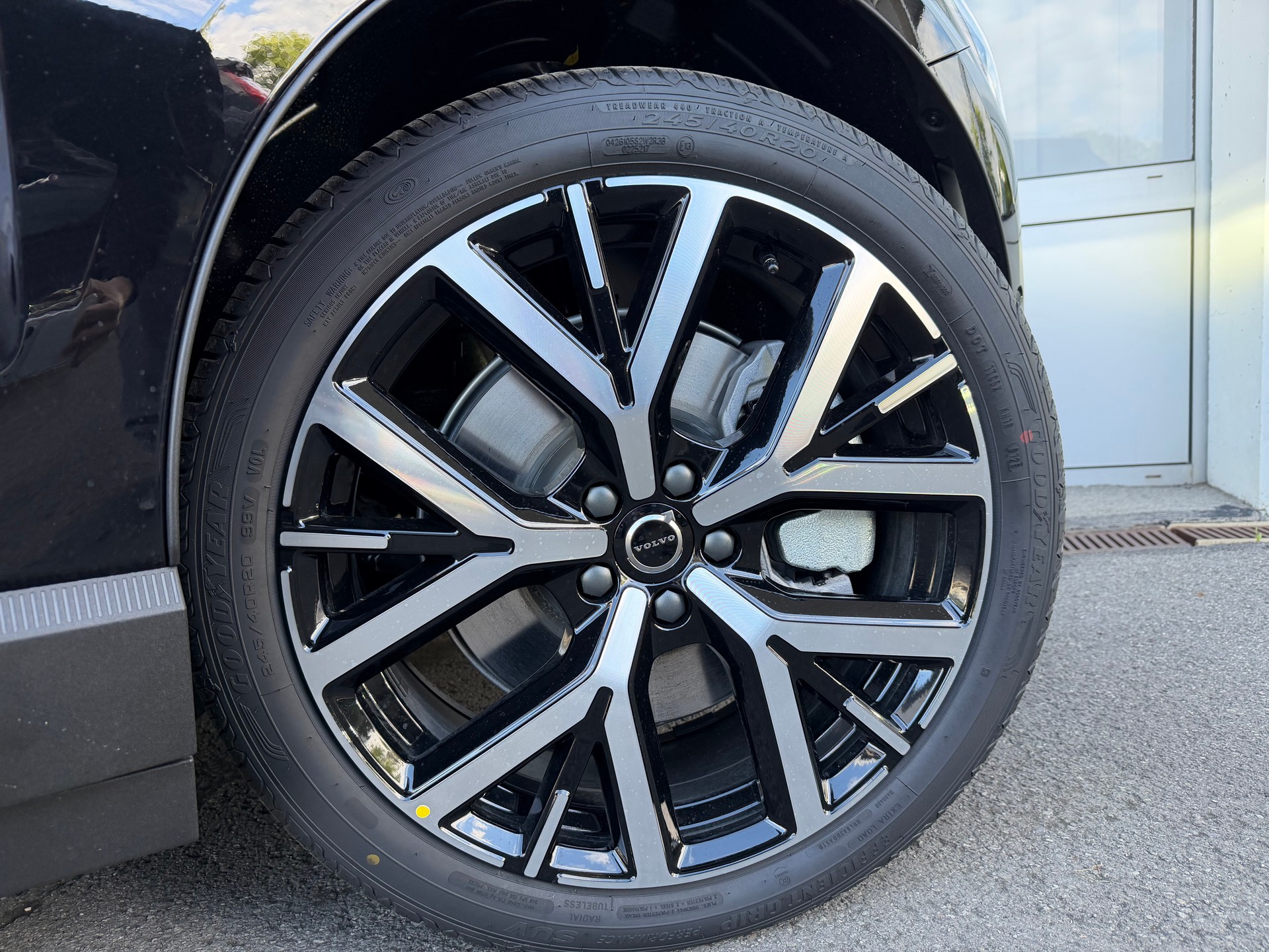 VOLVO EX30 E60 69kWh Twin Black Edition-image-9