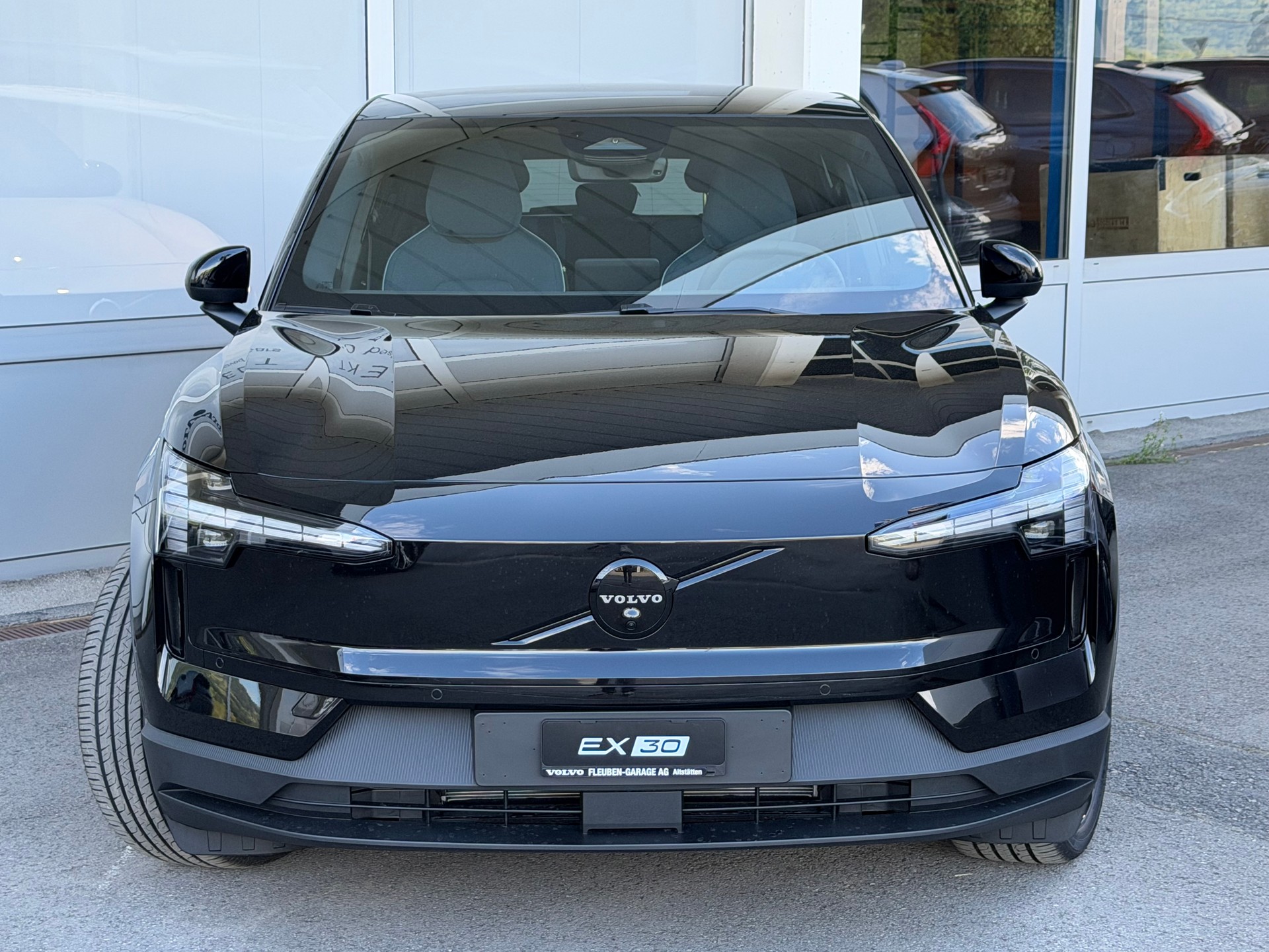 VOLVO EX30 E60 69kWh Twin Black Edition-image-23