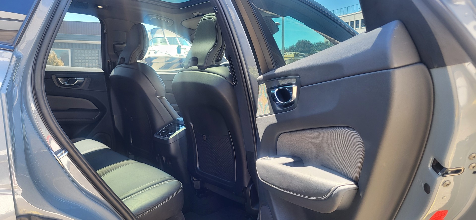 VOLVO XC60 B4 Diesel Mild Hybrid AWD Ultimate Dark Geartronic-image-10