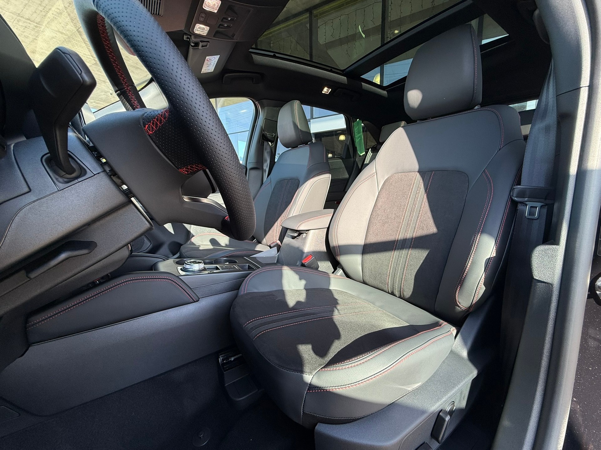 FORD Kuga 2.5 FHEV ST-Line X 4WD - Sondermodell Black and White Edition-image-6