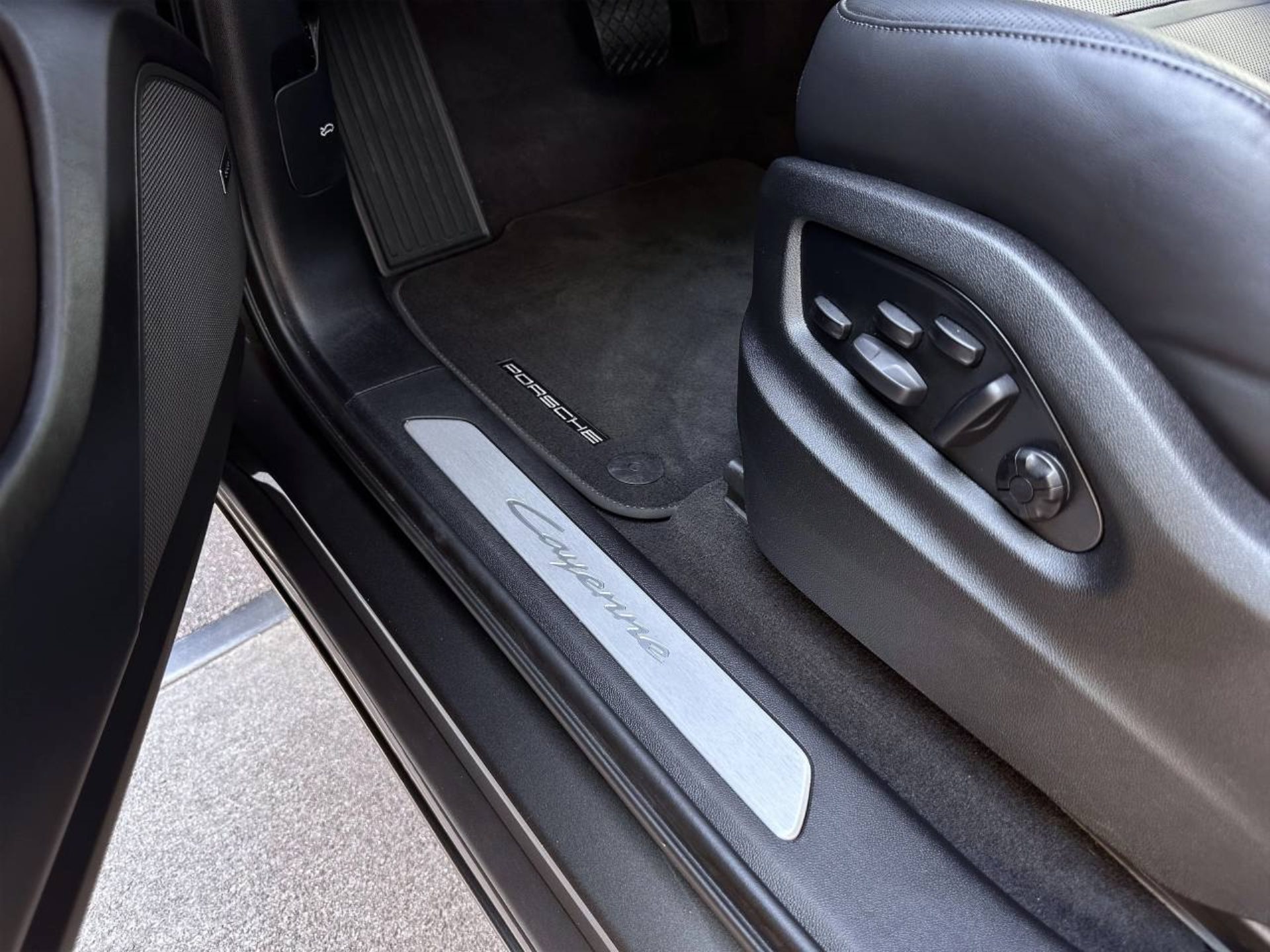 PORSCHE Cayenne E-Hybrid Coupé-image-17