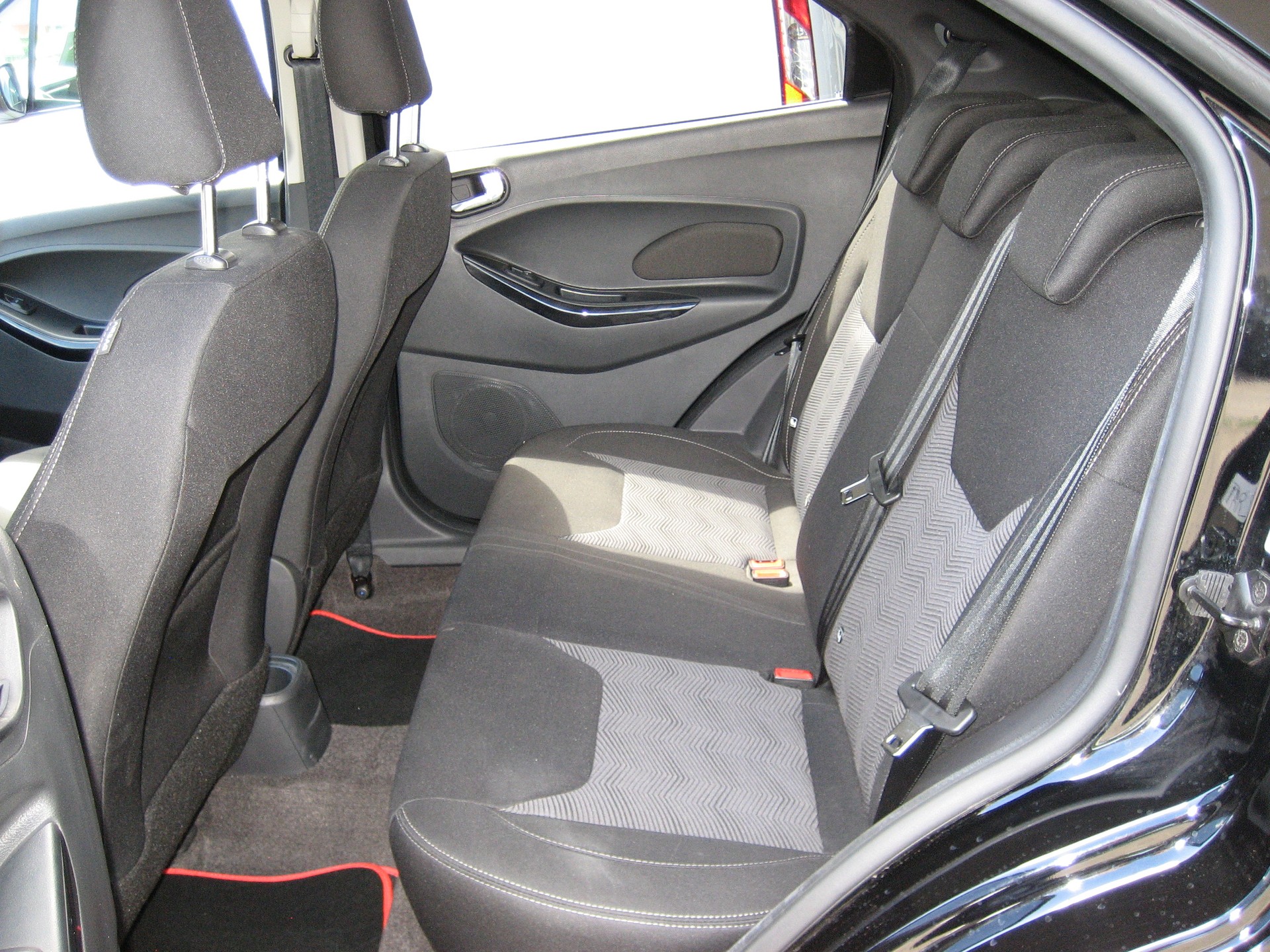 FORD KA+ 1.2 Ti-VCT Black Edition-image-6