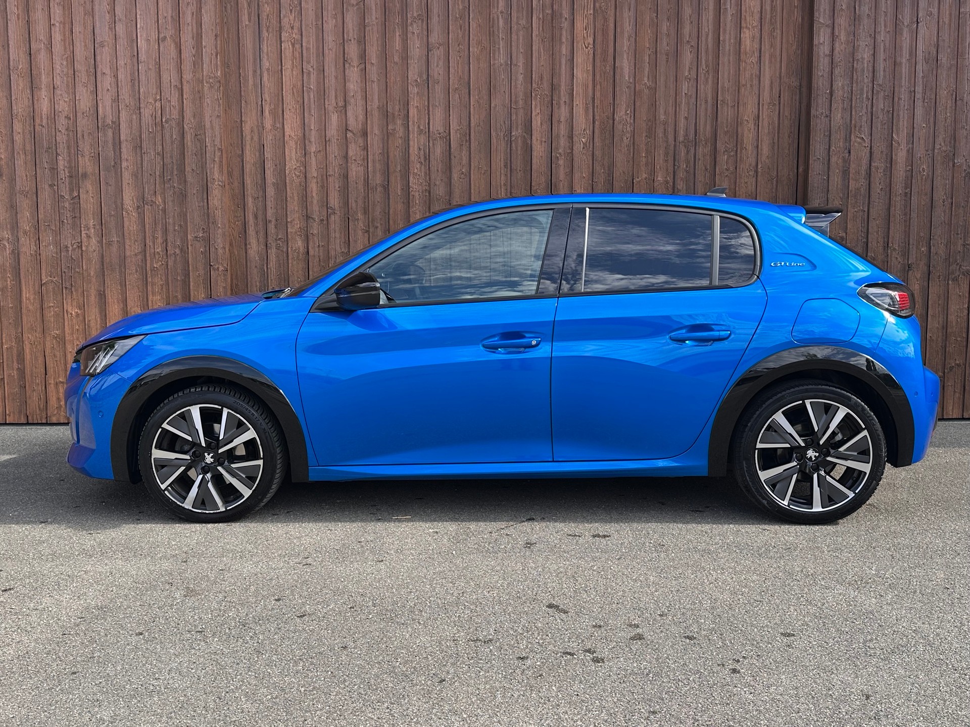 PEUGEOT 208 1.2 PureTech GT Line EAT8-image-4
