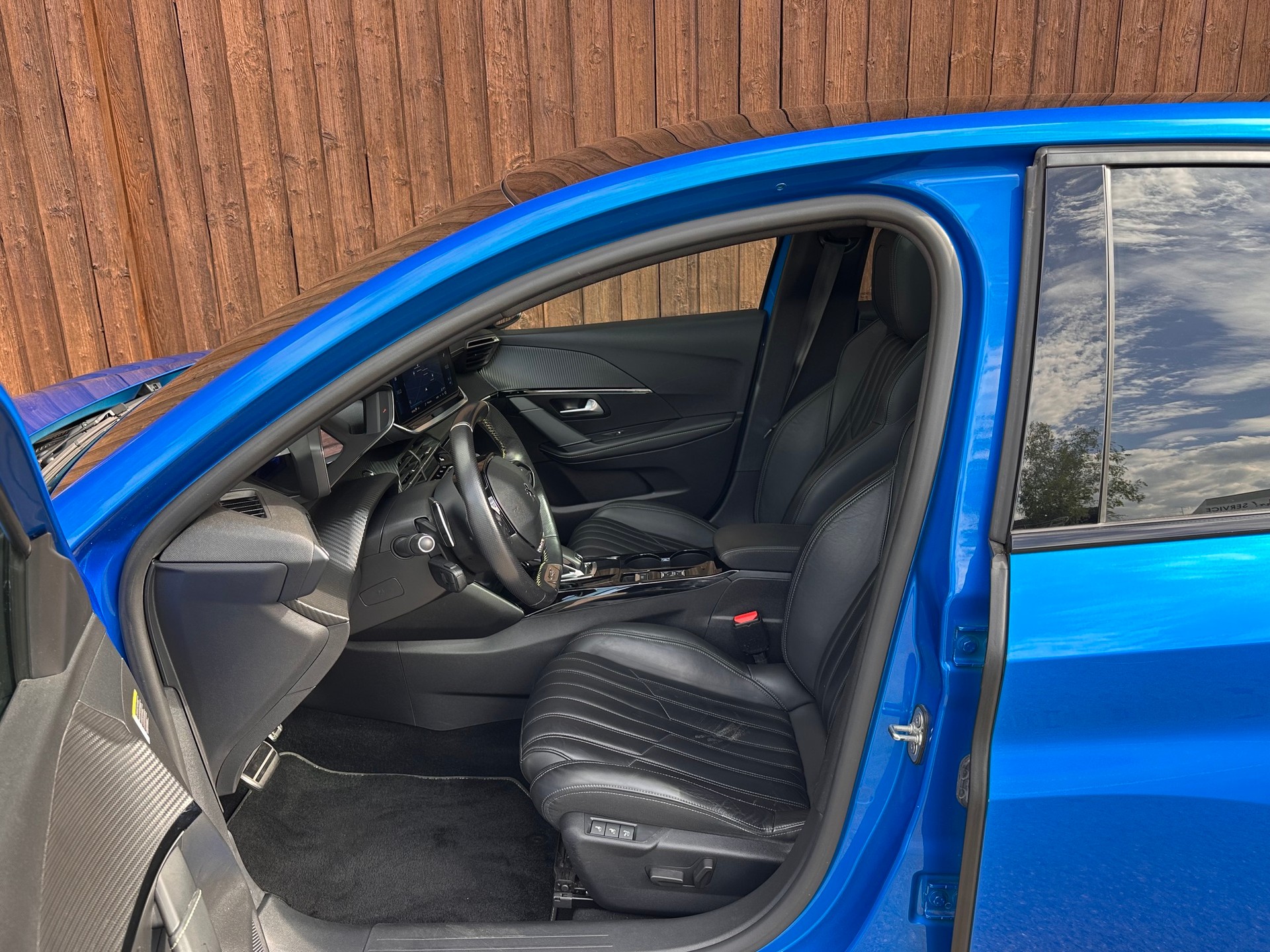 PEUGEOT 208 1.2 PureTech GT Line EAT8-image-6