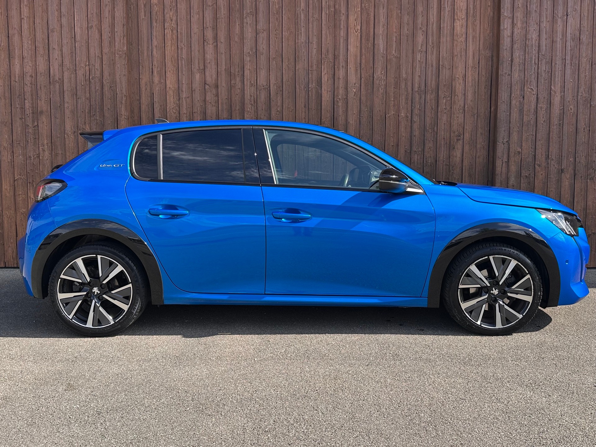 PEUGEOT 208 1.2 PureTech GT Line EAT8-image-1