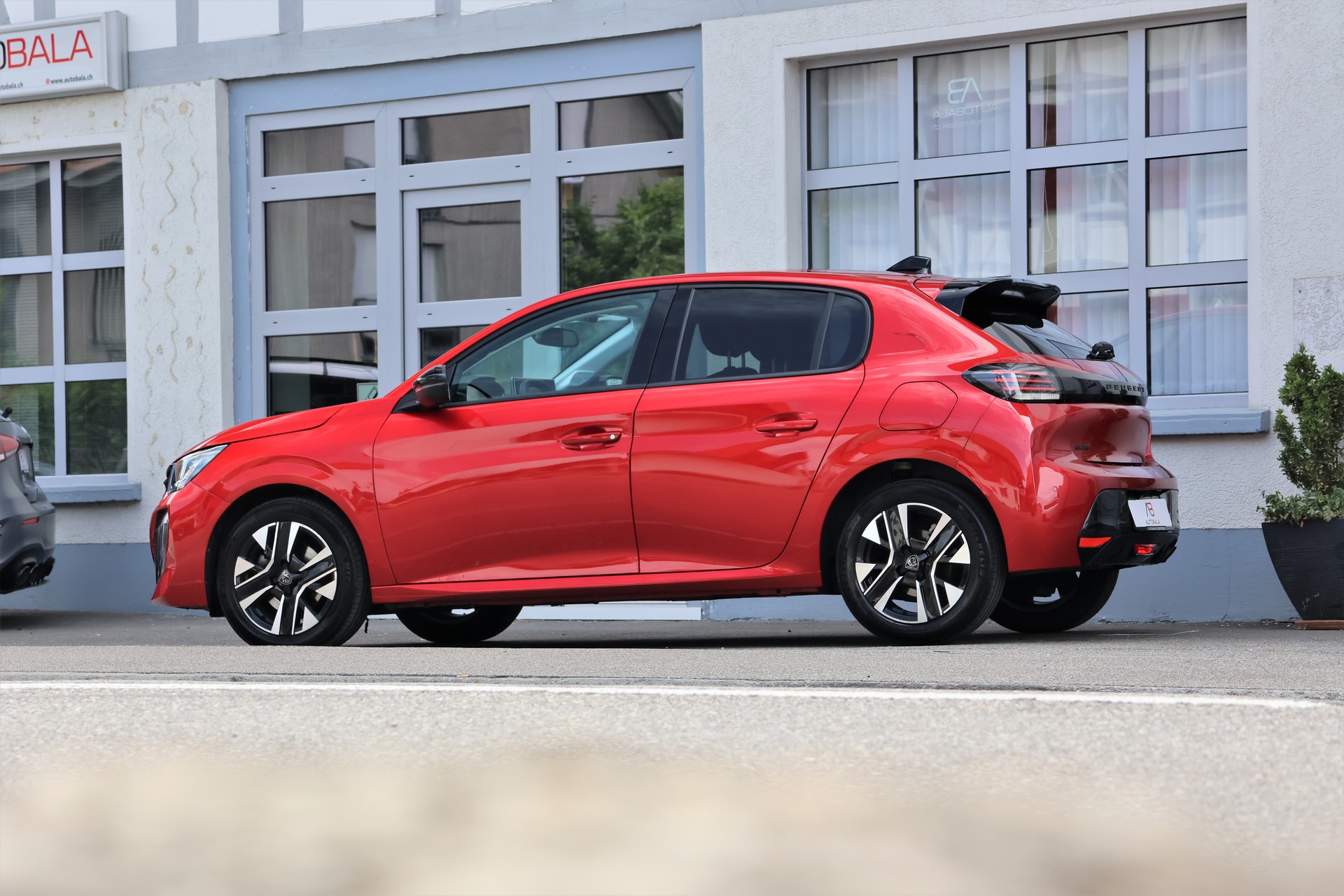 PEUGEOT 208 1.2 PureTech Allure EAT8 (CH)-image-3