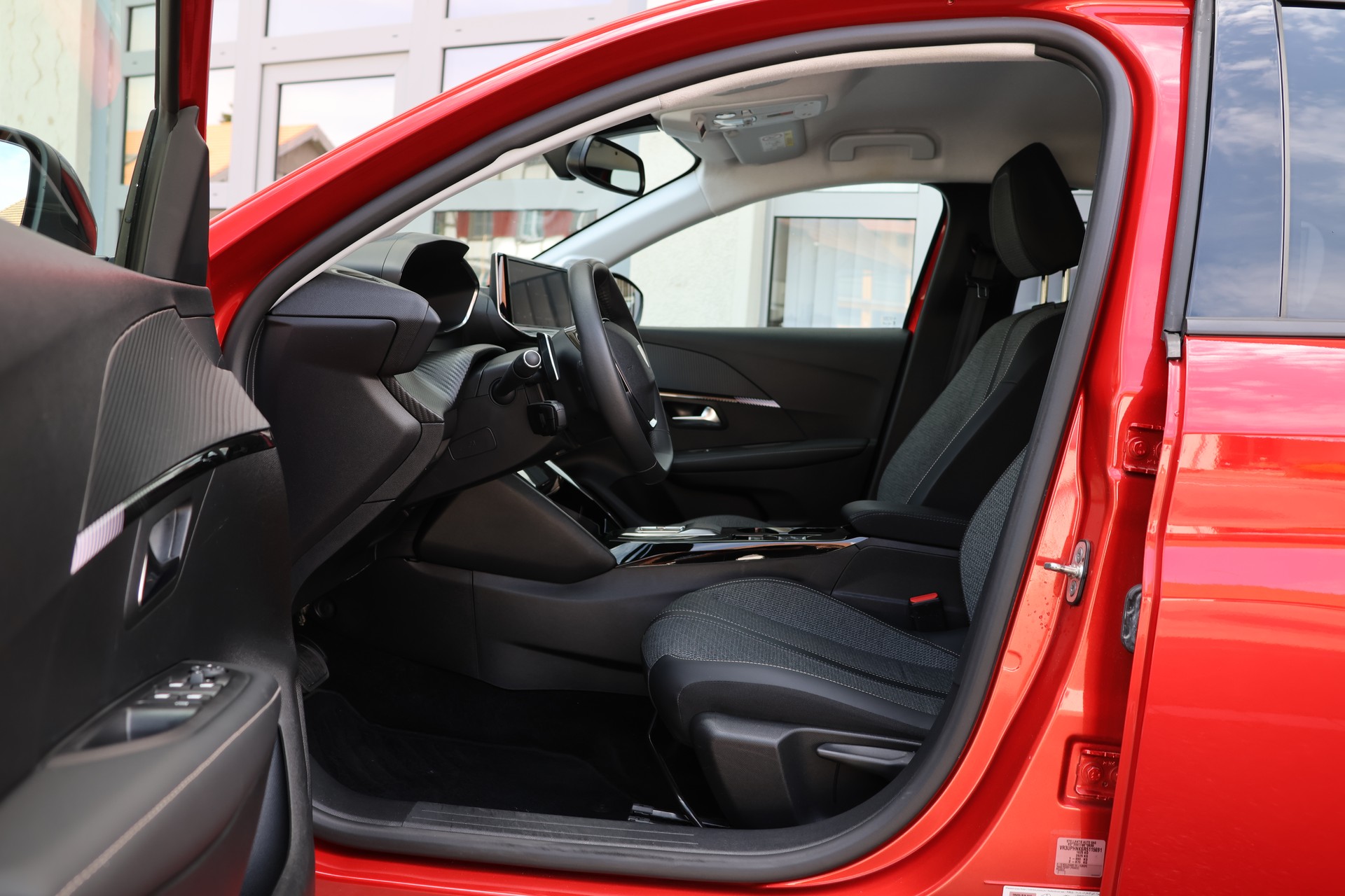 PEUGEOT 208 1.2 PureTech Allure EAT8 (CH)-image-8