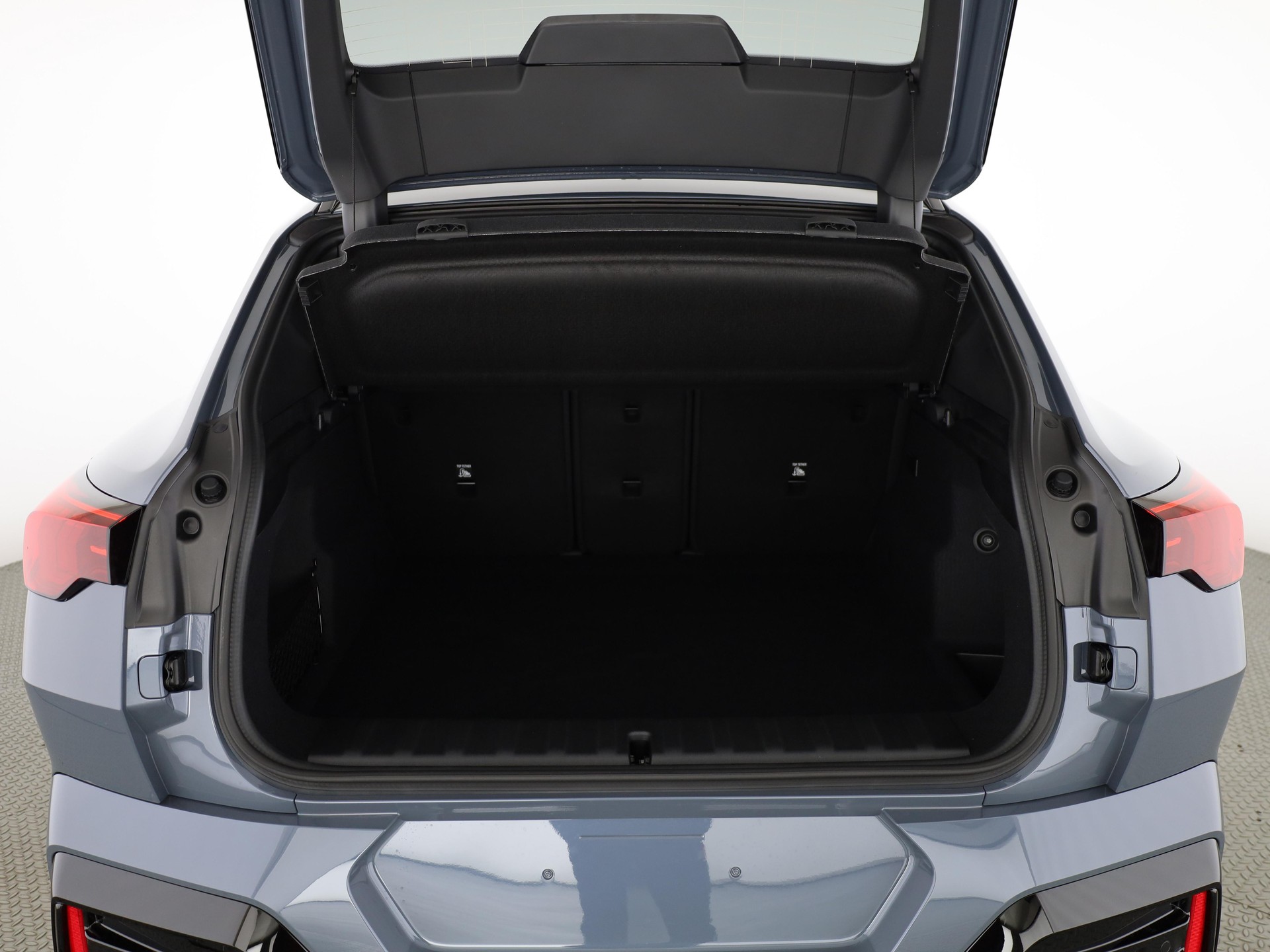 BMW iX2 30 xDrive-image-12