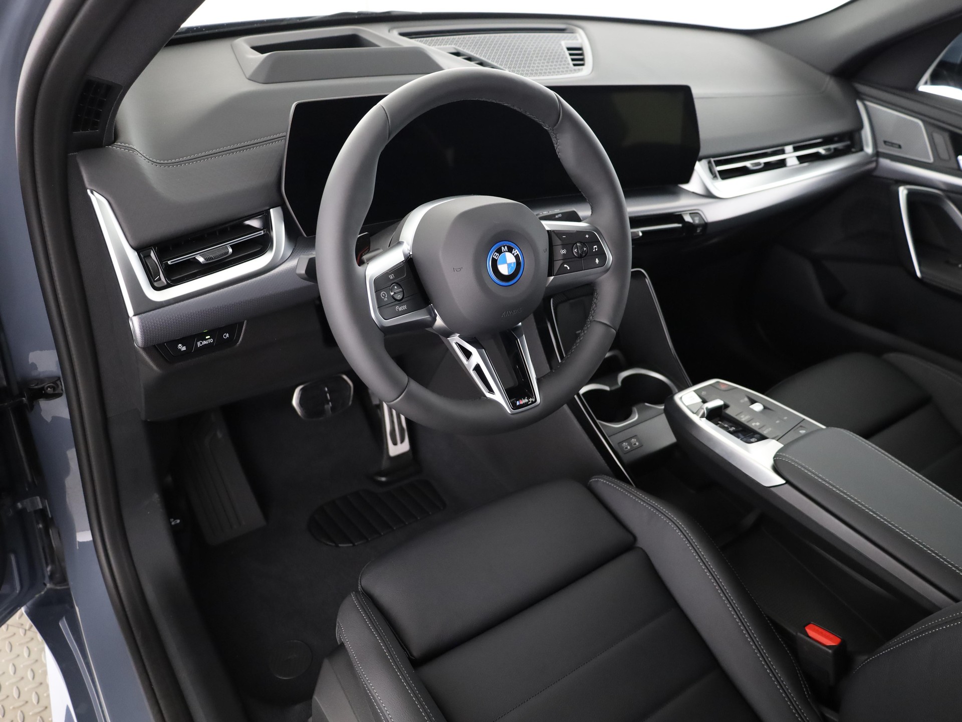 BMW iX2 30 xDrive-image-7