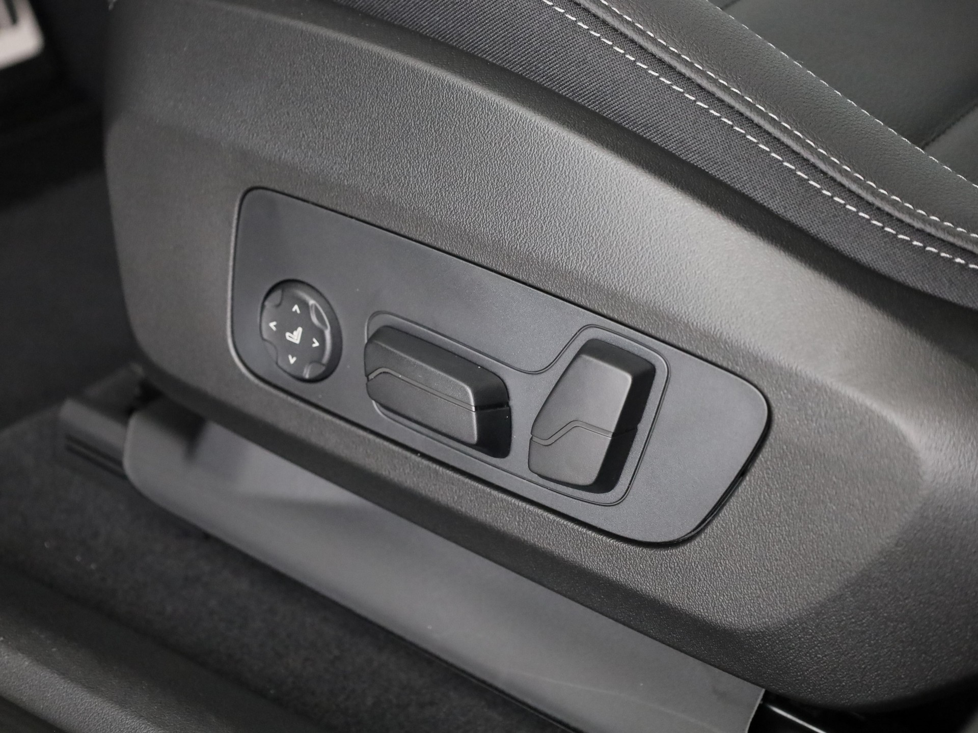 BMW iX2 30 xDrive-image-10