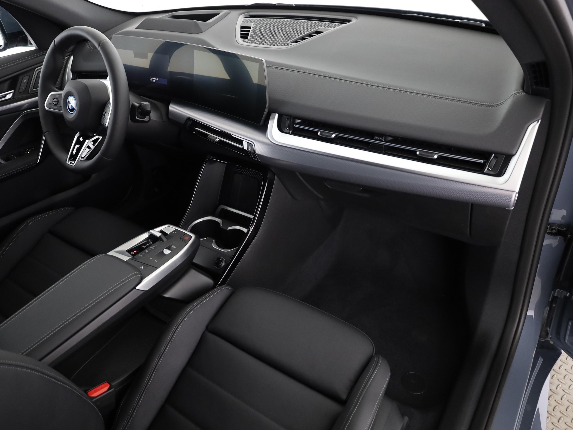BMW iX2 30 xDrive-image-13
