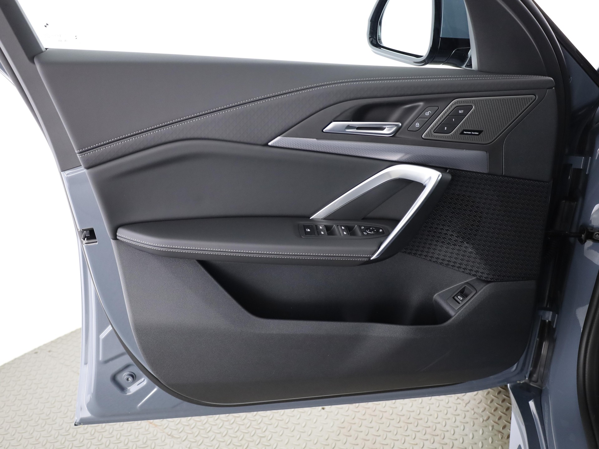 BMW iX2 30 xDrive-image-9