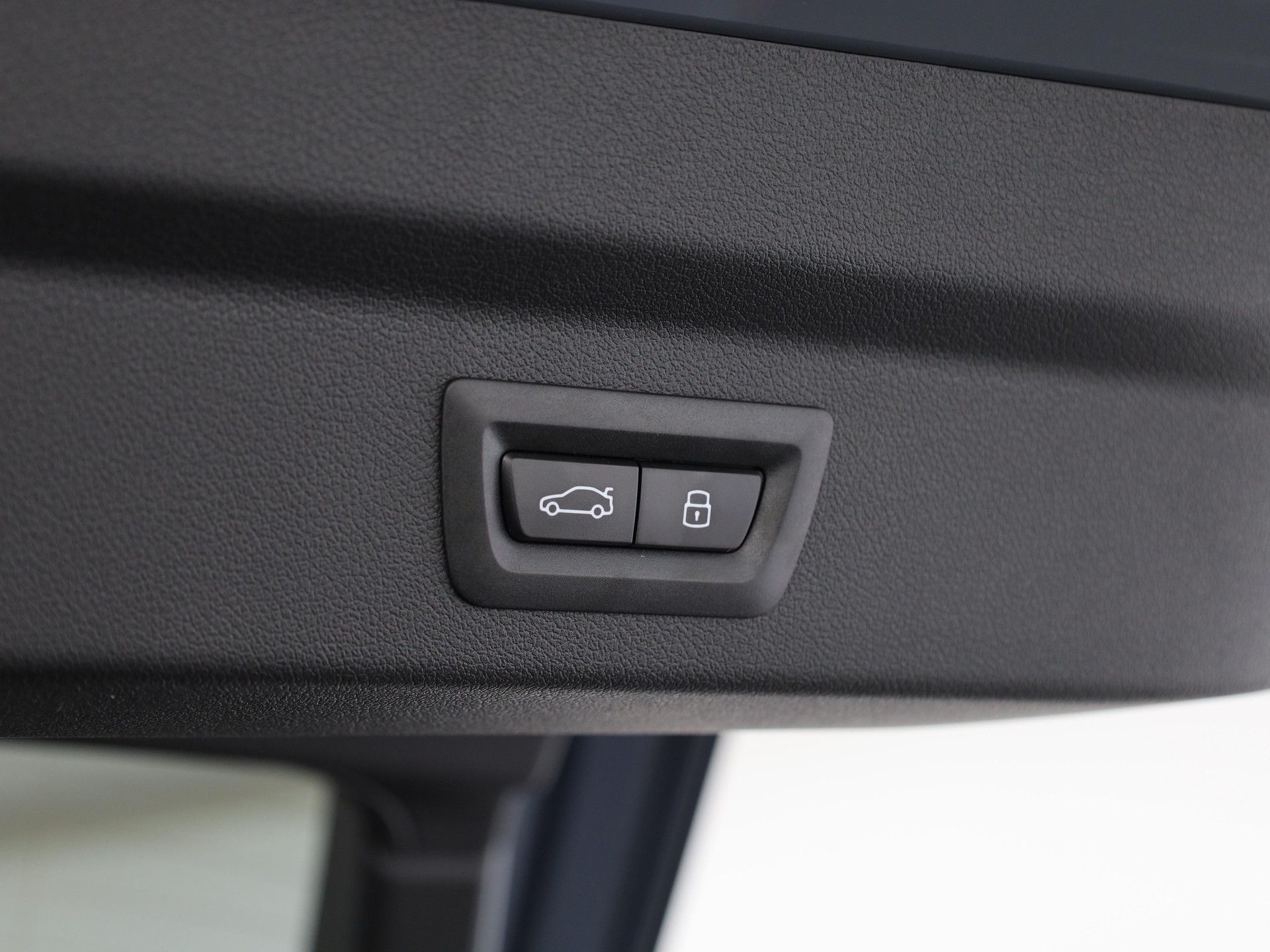 BMW iX2 30 xDrive-image-11